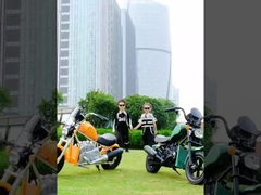 เด็กขับมอเตอร์ไซค์ไฟฟ้า ด้วยเครื่องเล่นดนตรีและไฟหน้า LED